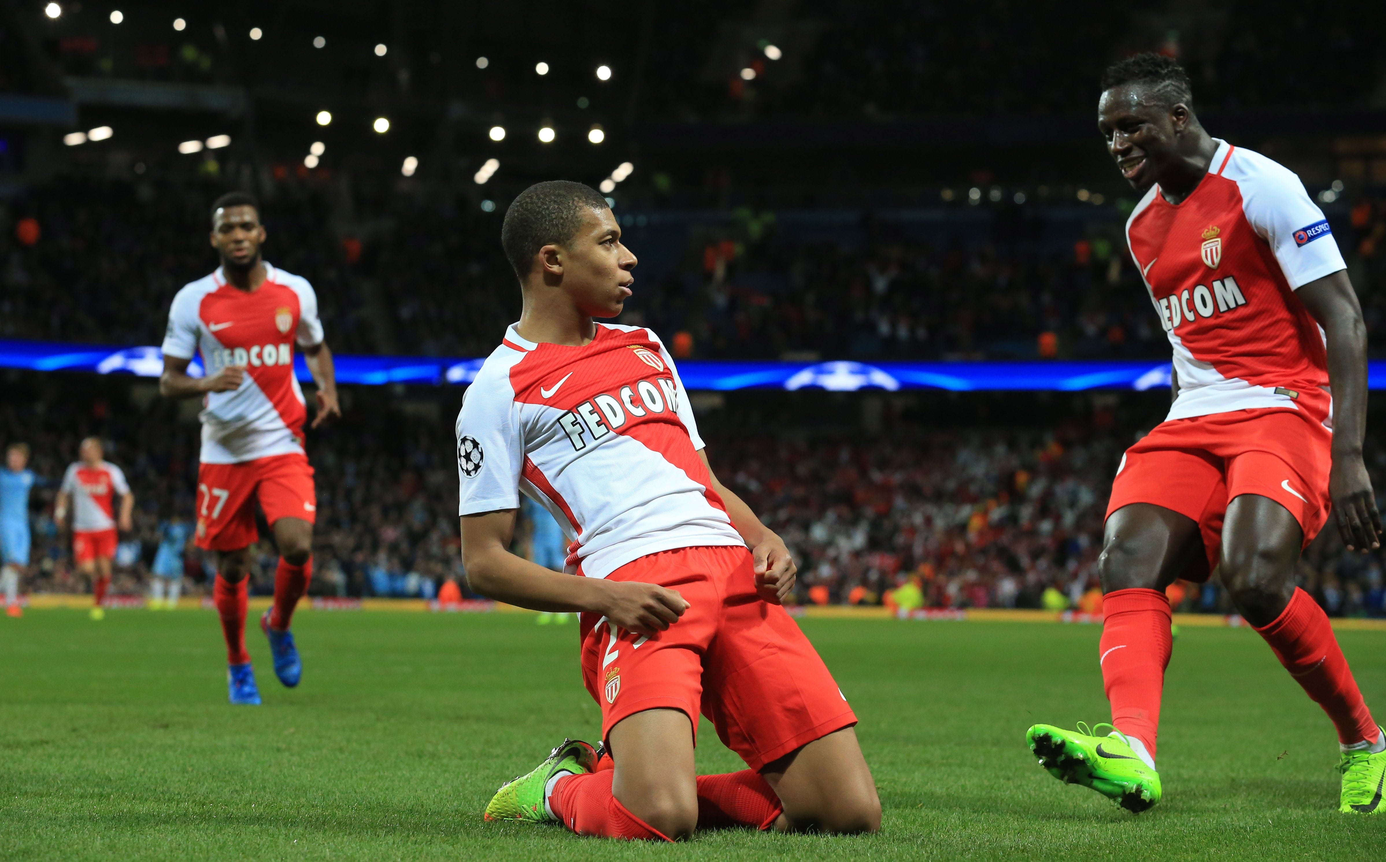 Kylian Mbappé celebra su primer gol en la Champions League en el Etihad Stadium