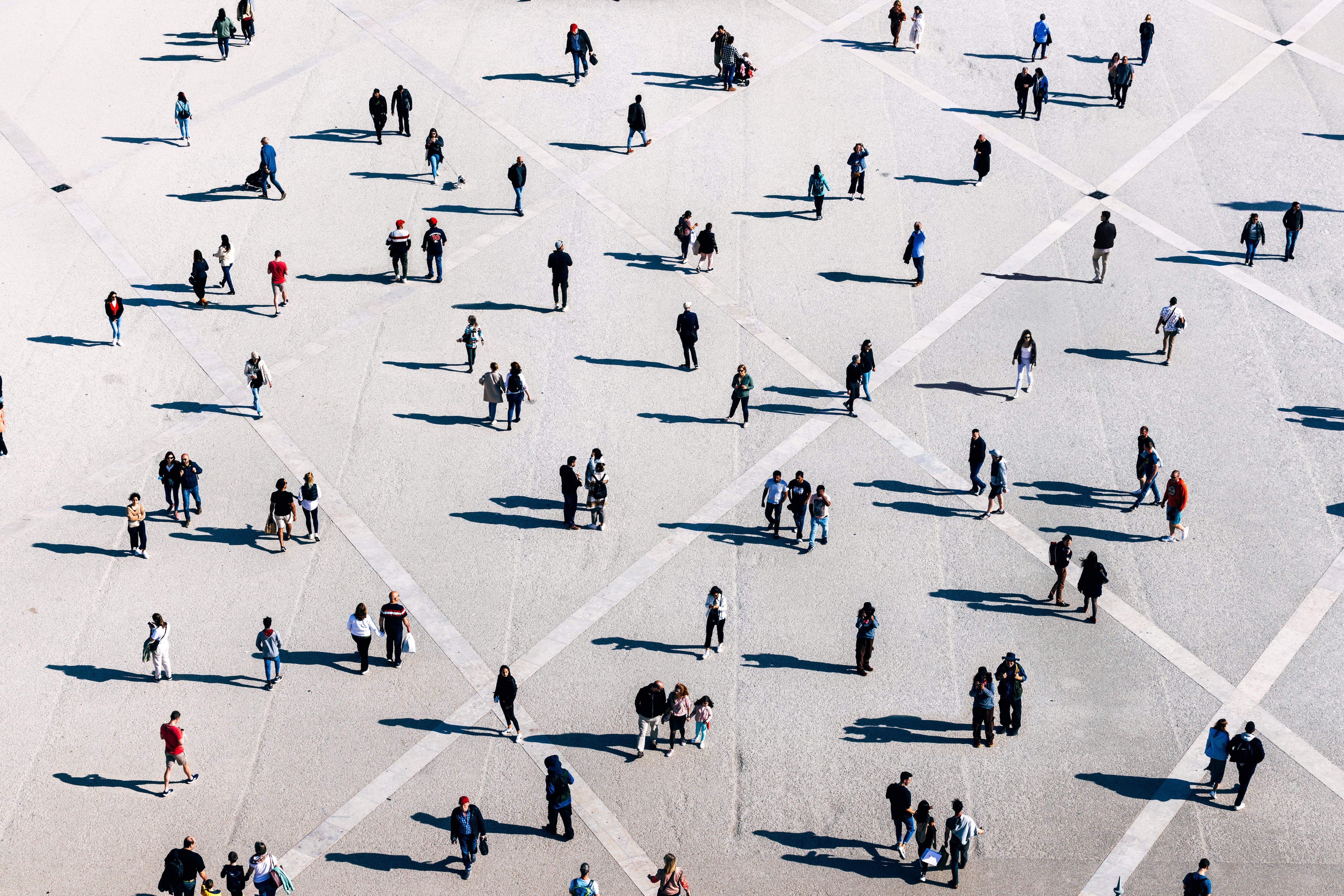 Grupos de personas caminando