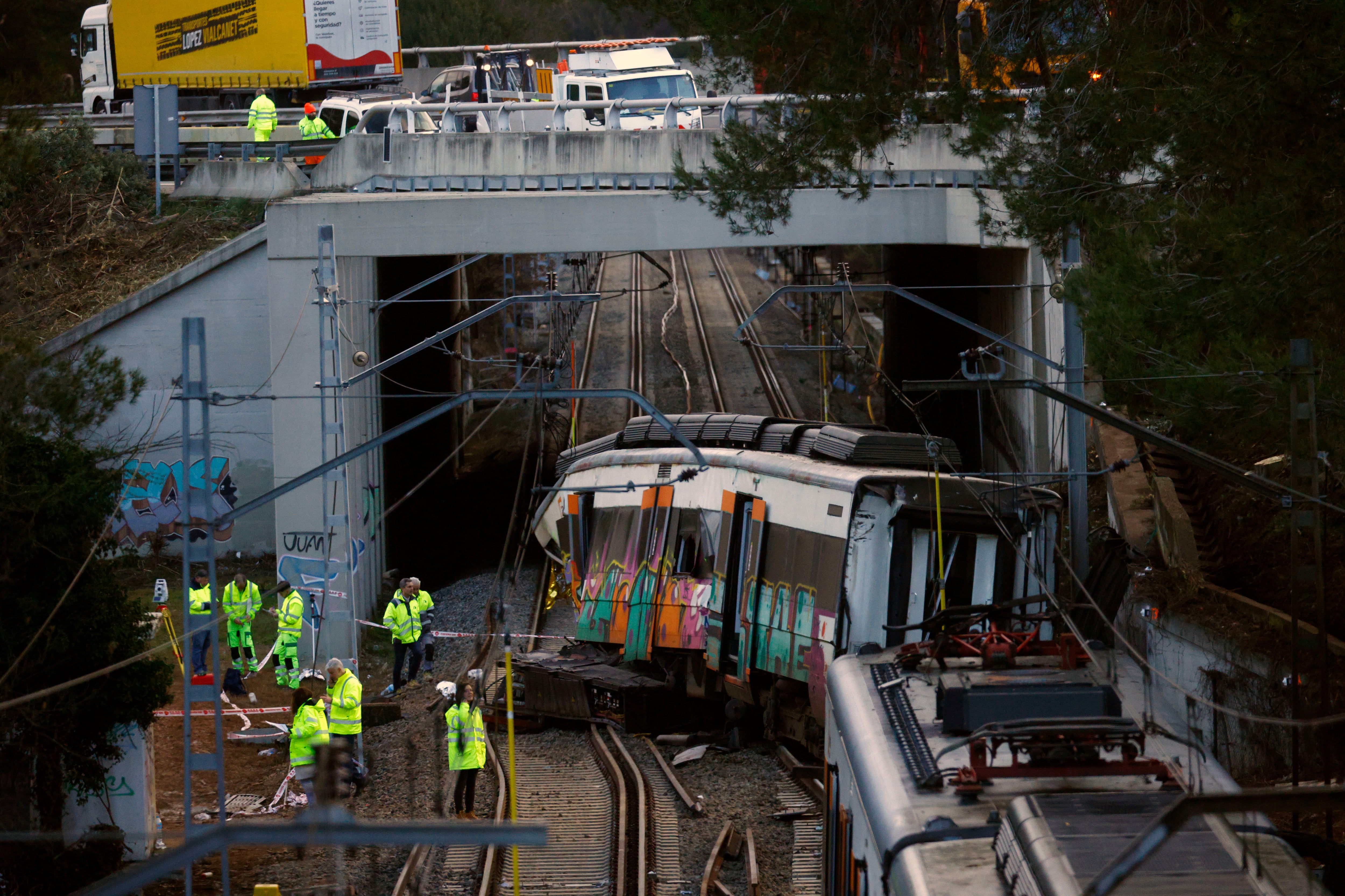 Renfe continua los trabajos de desguace y retirada del tren accidentado en Gelida (Barcelona) el pasado día 20, si bien no hay previsión de cuándo puedan acabar.