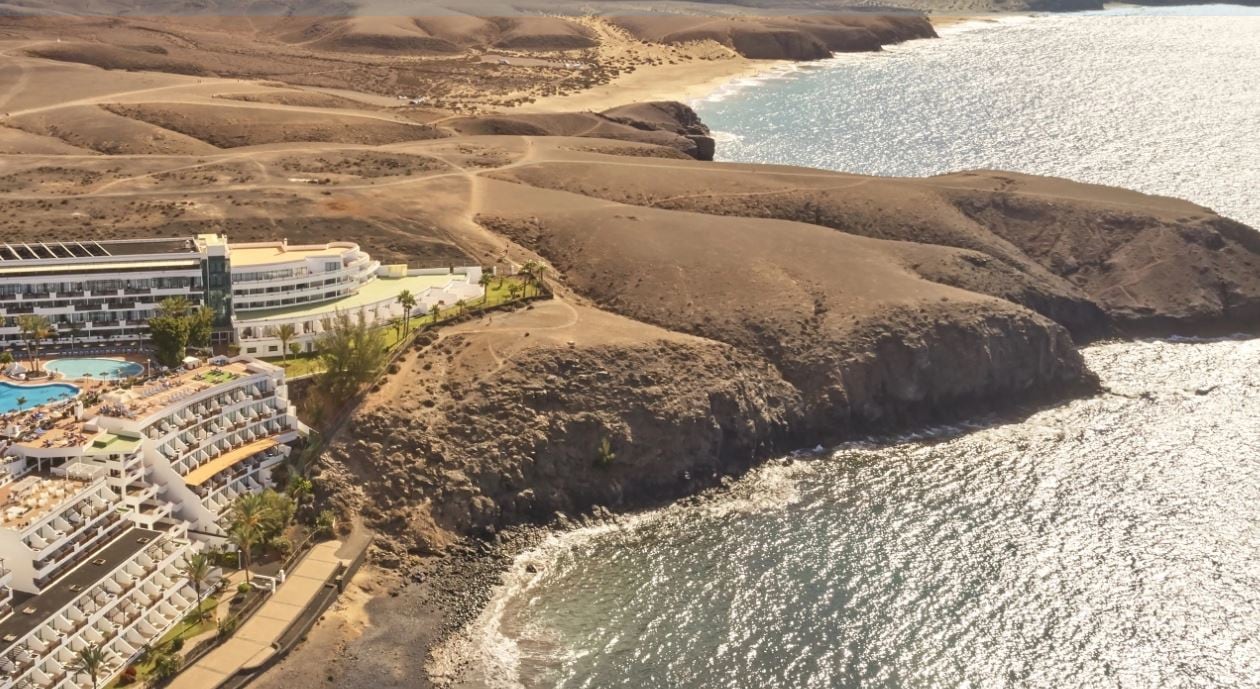 Vista aérea del hotel Sandos Papagayo Arena de Playa Blanca, en Lanzarote.