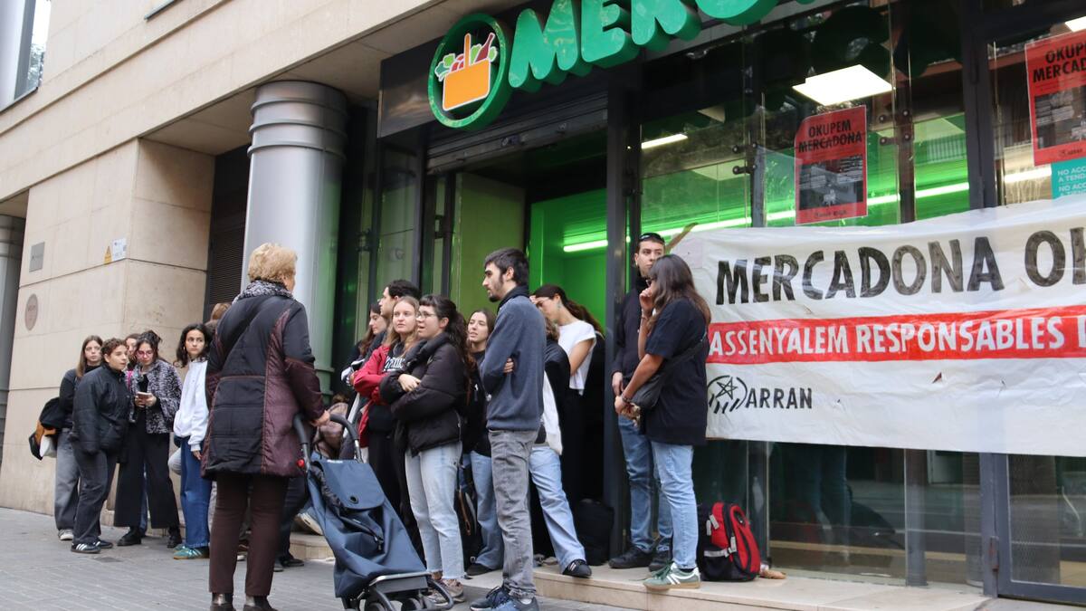 Unos 70 activistas de Arran y el SEPC irrumpen en un Mercadona de Barcelona contra la actuación de Roig durante la dana