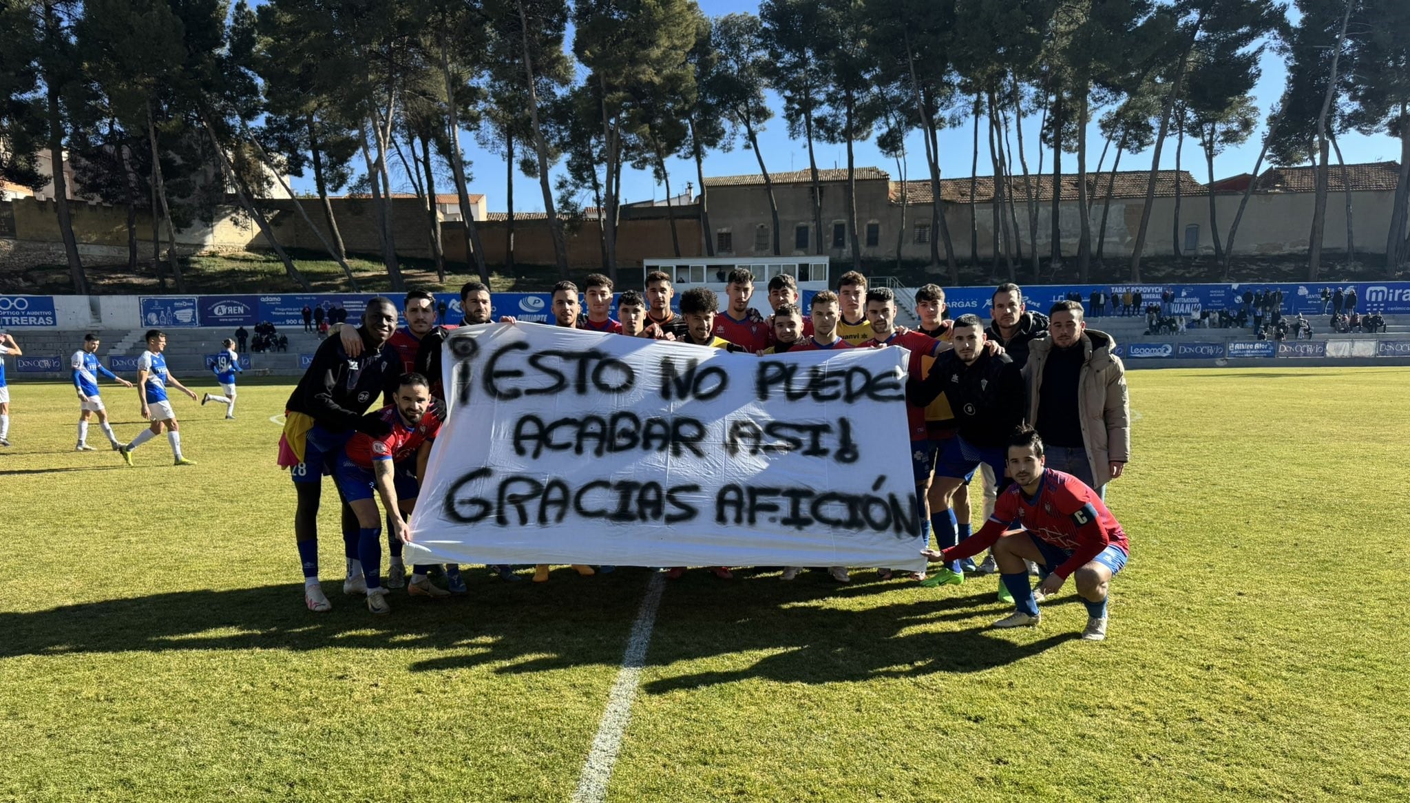 Los jugadores del Villarrobledo, agradeciendo el apoyo a la afición