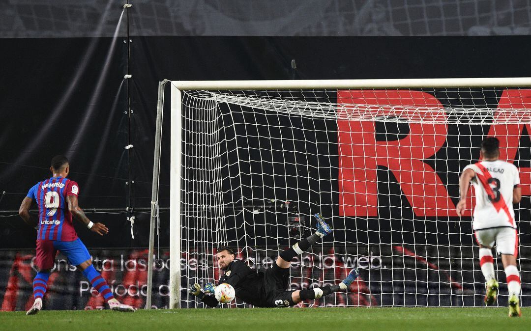 Dimitrievski para un penalti a Memphis en el Rayo - Barça