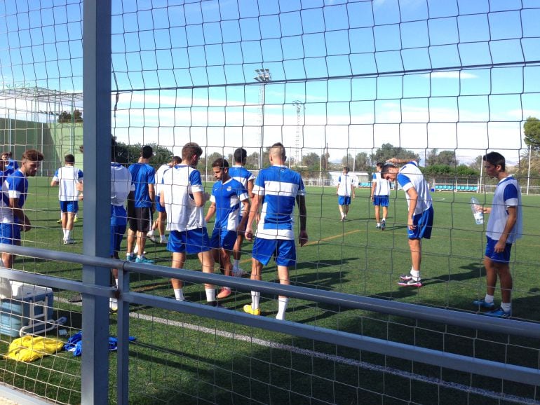 Los jugadores del Hércules, en las instalaciones del CA Montemar