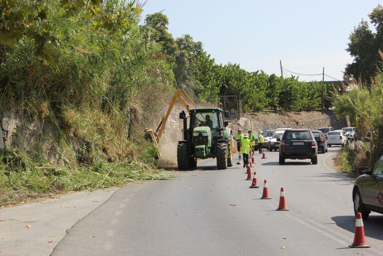 Limpieza de la carretera de acceso a Motril (Granada)