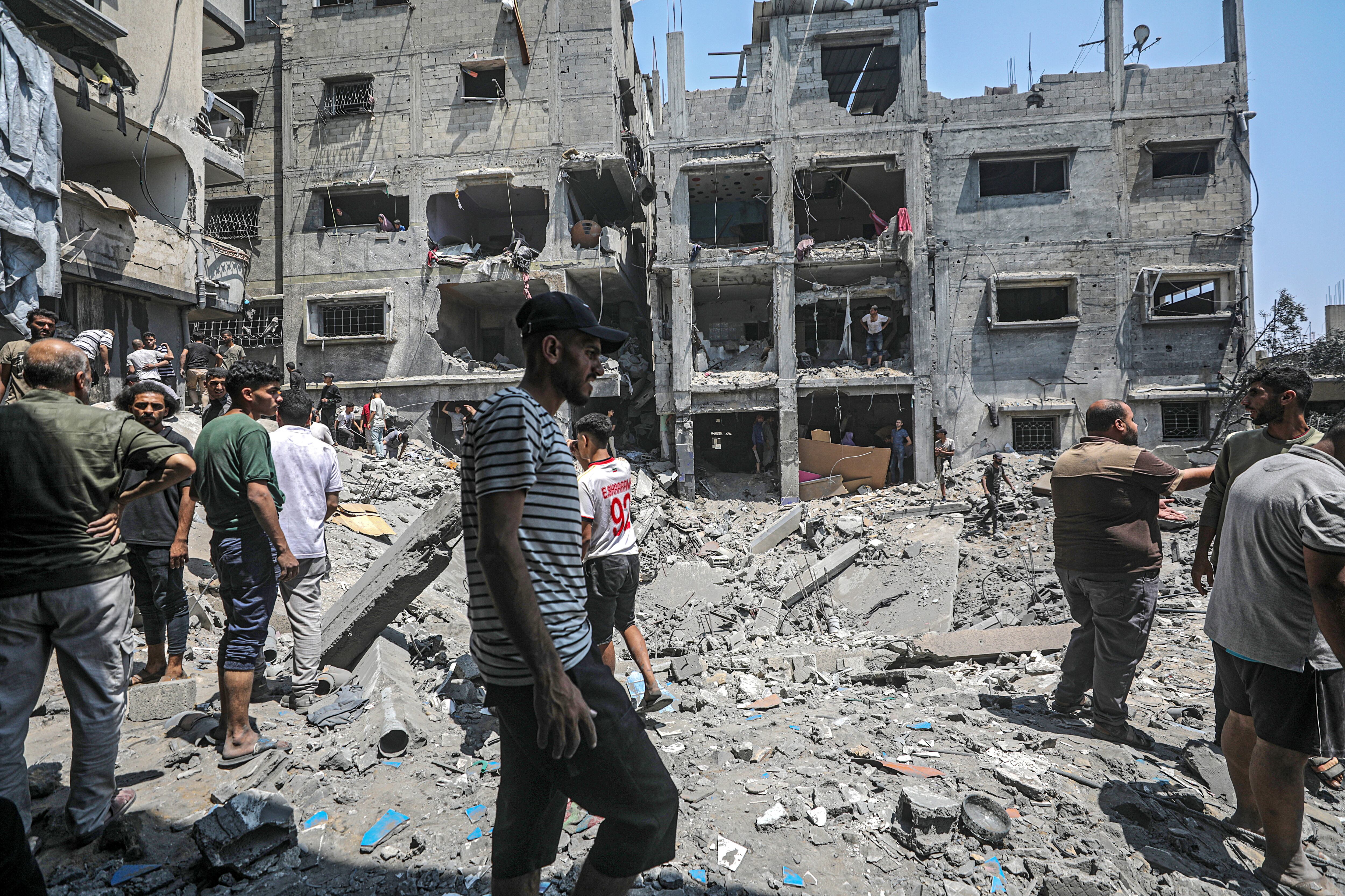 La población gazatí busca supervivientes bajo los escombros tras un ataque israelí sobre Gaza este sábado. EFE/EPA/MOHAMMED SABER