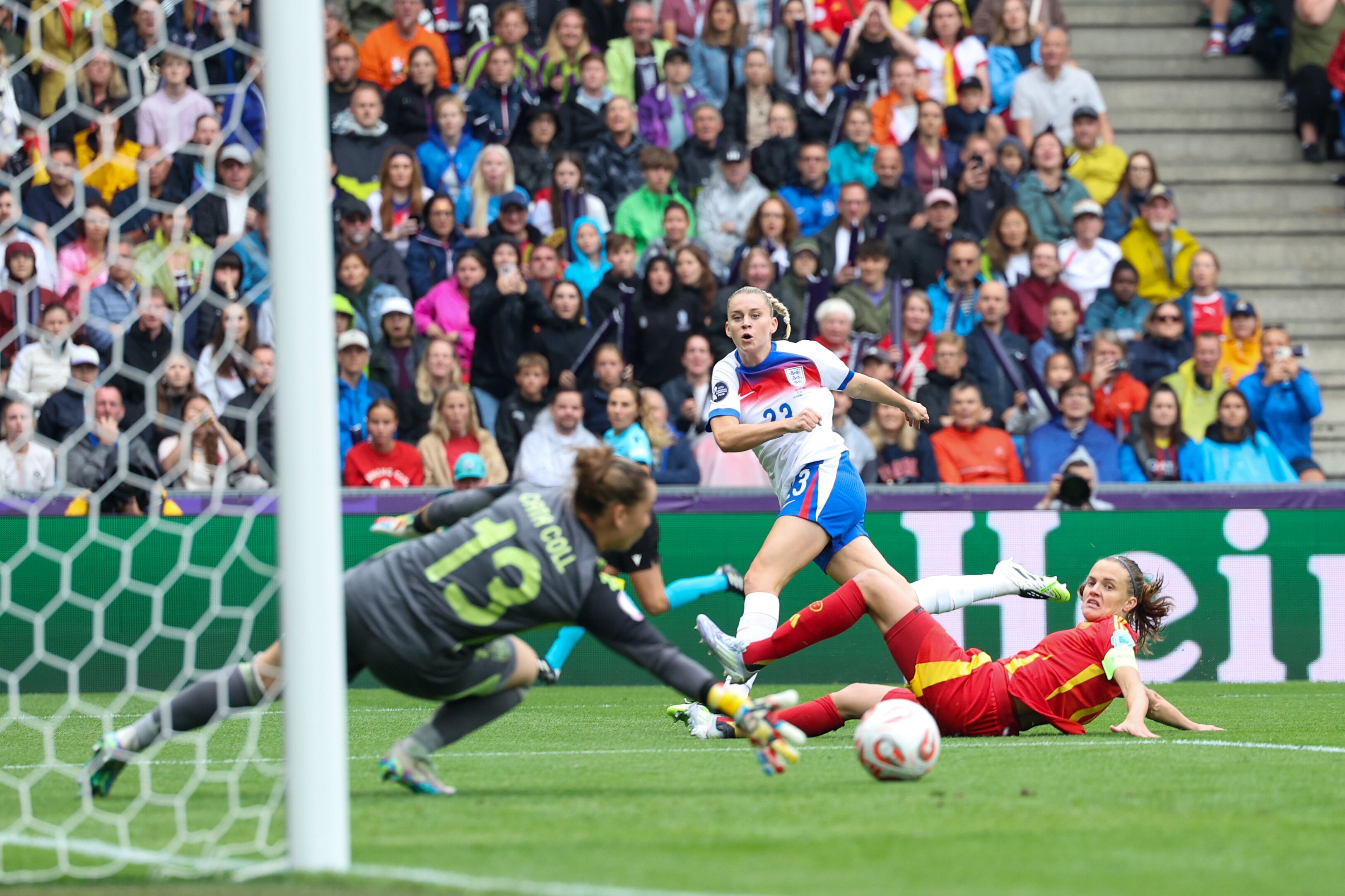 Cata Coll se estira para impedir un gol de Russo en la final de la Eurocopa