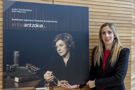 La edil responsable de Cultura, Beatriz Gámiz, posa con la imagen de la portada de la guía de espectáculos