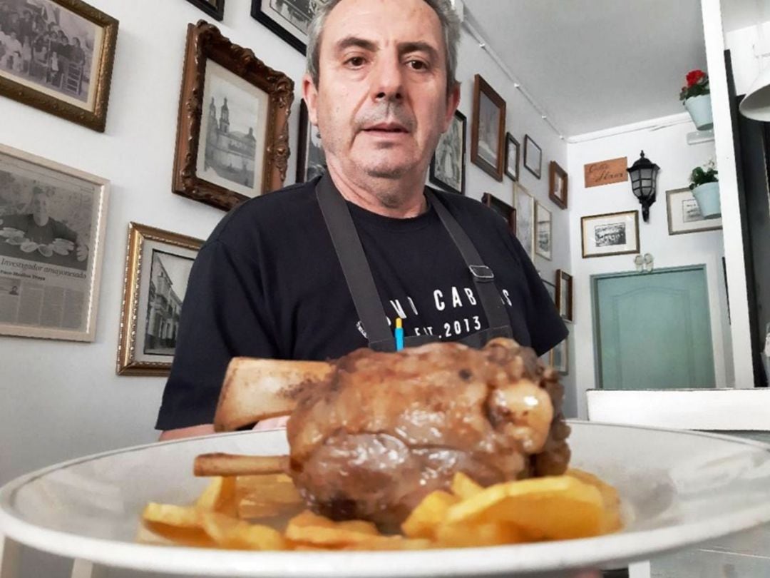 Paco Medilla, con su famoso codillo al estilo de Olvera