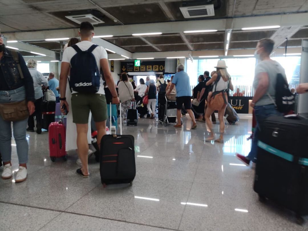 Turistas en el aeropuerto de Son Sant Joan.
