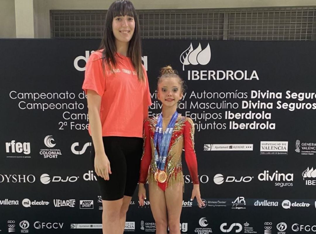 La campeona en el podio con su entrenadora.