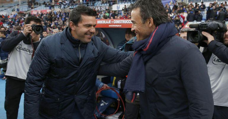 El entrenador del Barcelona, Luis Enrique Martínez (d), saluda al del Getafe, Cosmin Contra (i), al inicio del partido de la jornada décimoquinta de la Liga de Primera División, que se juega hoy en el Coliseum Alfonso Pérez