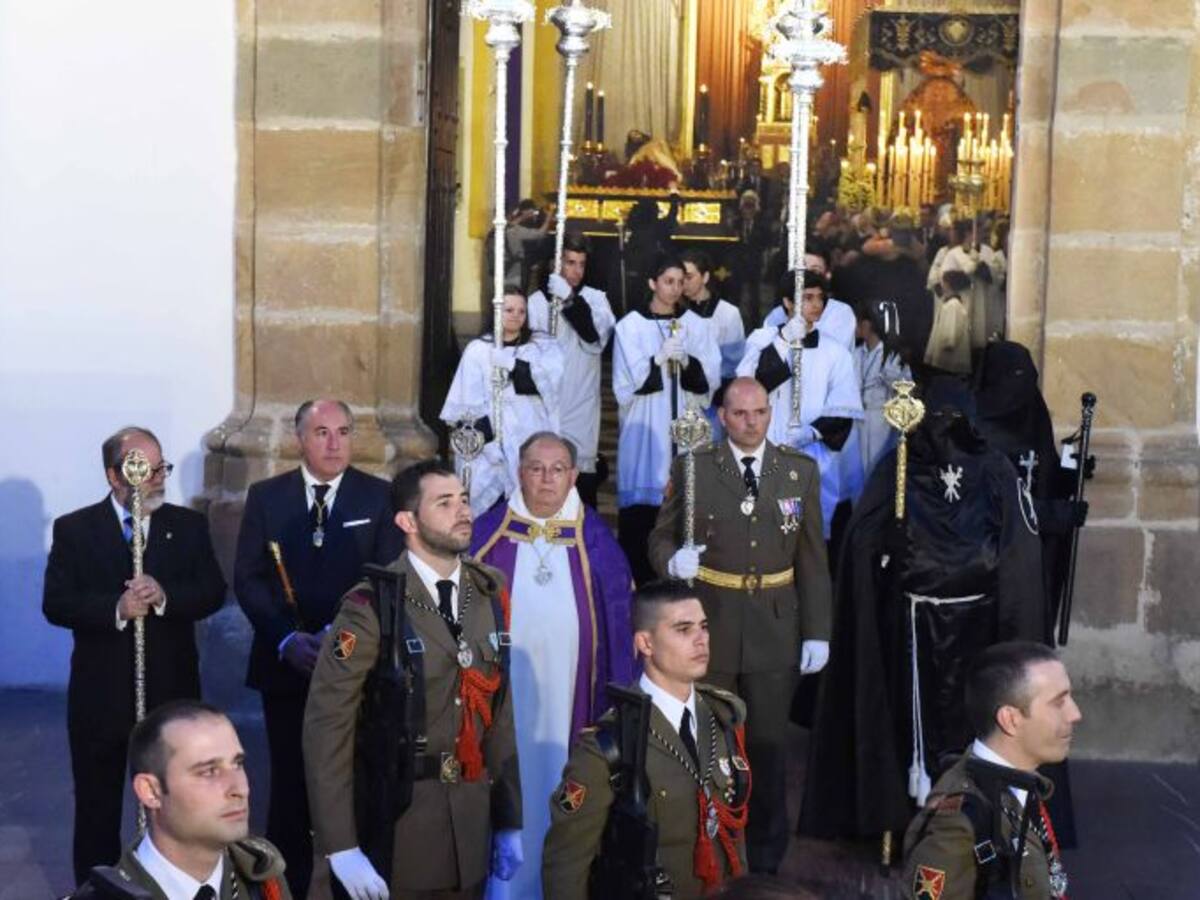 La salida del Santo Entierro ilustra el cartel de la Semana Santa de Algeciras 2018
