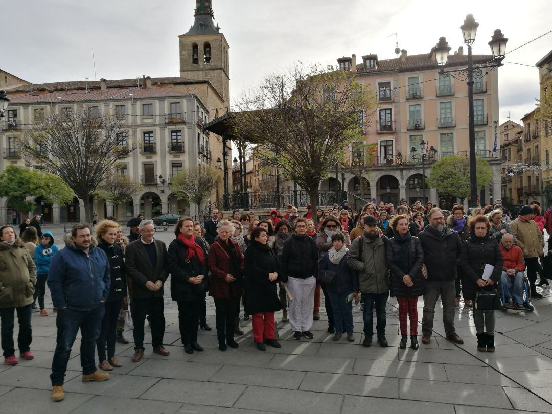 Cerca de cien personas han guardado un minuto de silencio por la profesora asesinada en Huelva