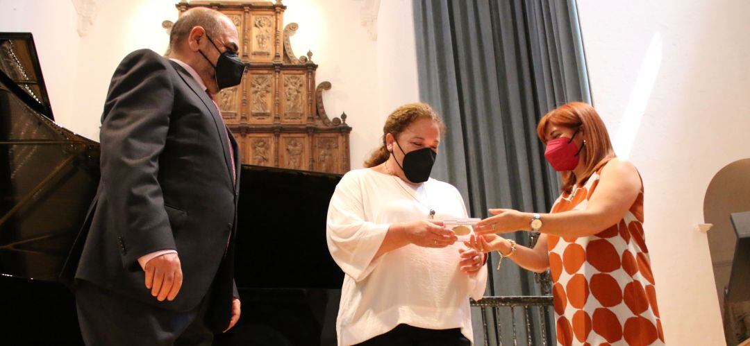 El presidente de la Asociación, junto con la alcaldesa de Úbeda, hacen entrega de la medalla a la viuda de Diego Martínez.