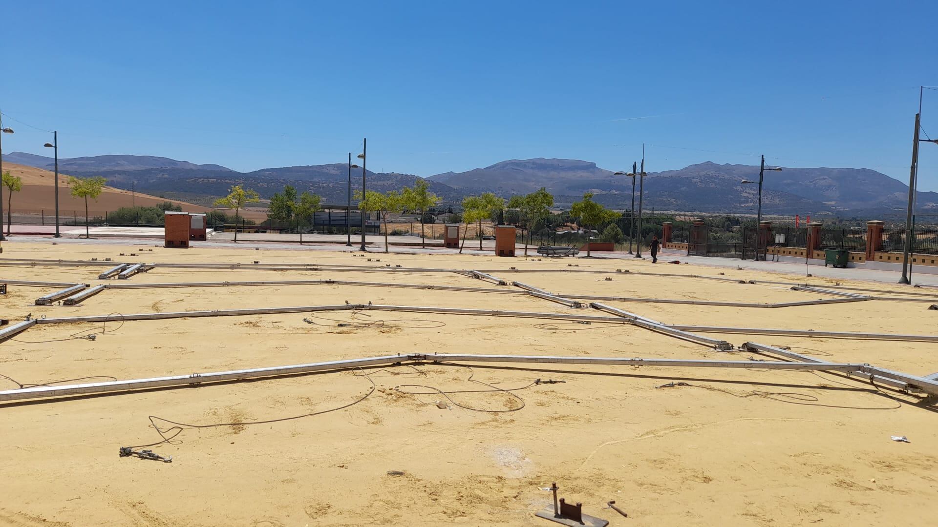 Imagen del inicio de los trabajos de montaje de las casetas en el Recinto Ferial &quot;Ángel Harillo&quot;