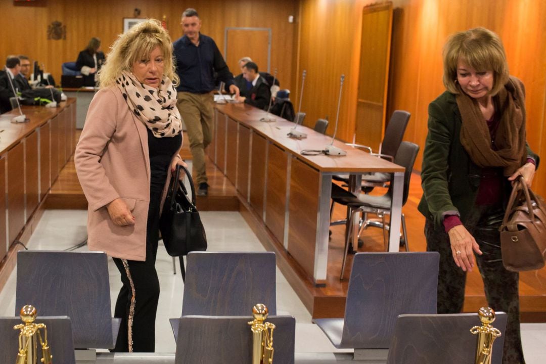  La exalcaldesa de Marbella, Marisol Yagüe(i) y la exteniente de alcalde, Isabel García Marcos, al inicio del juicio