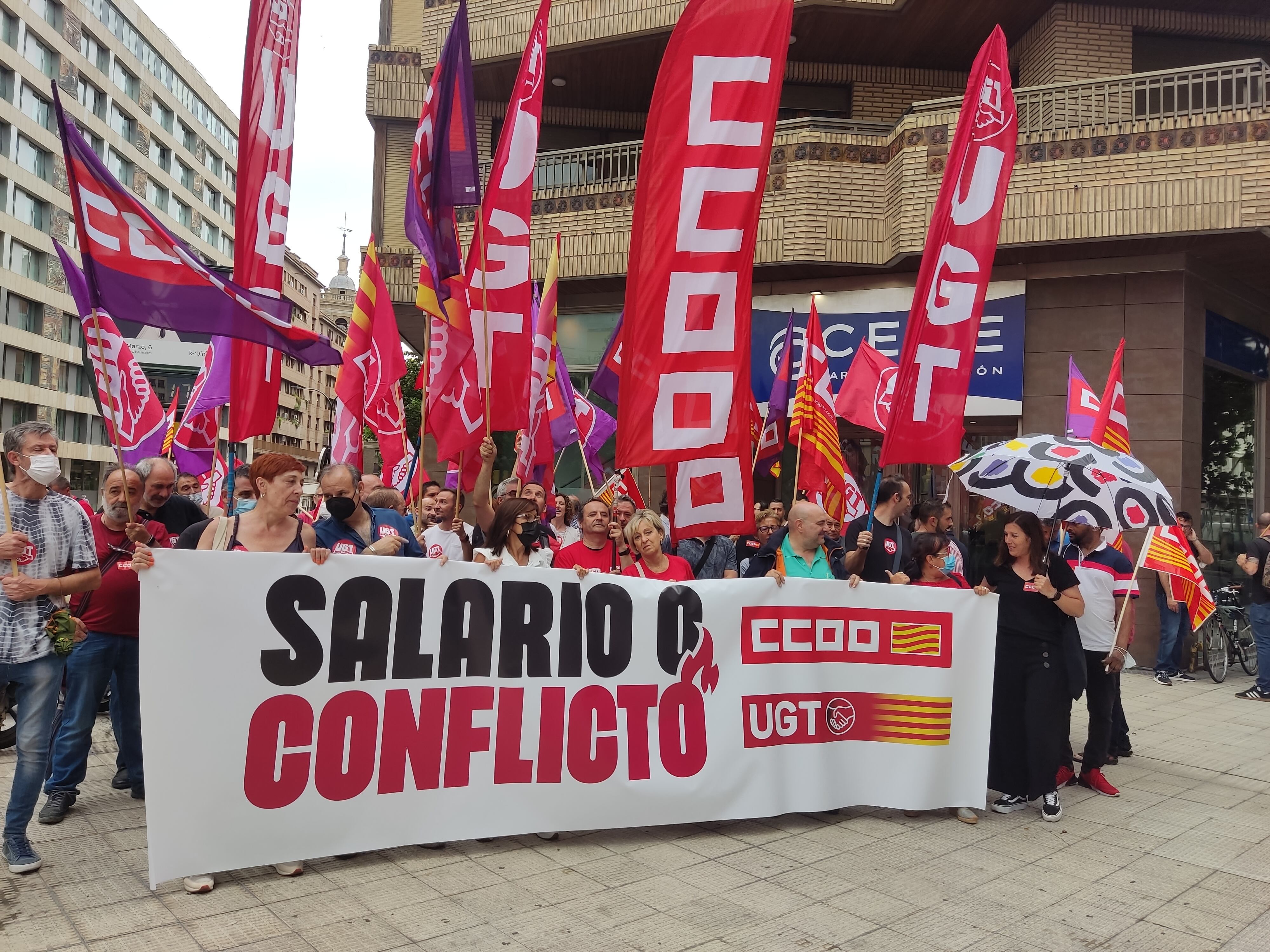 Concentración sindical a las puertas de CEOE