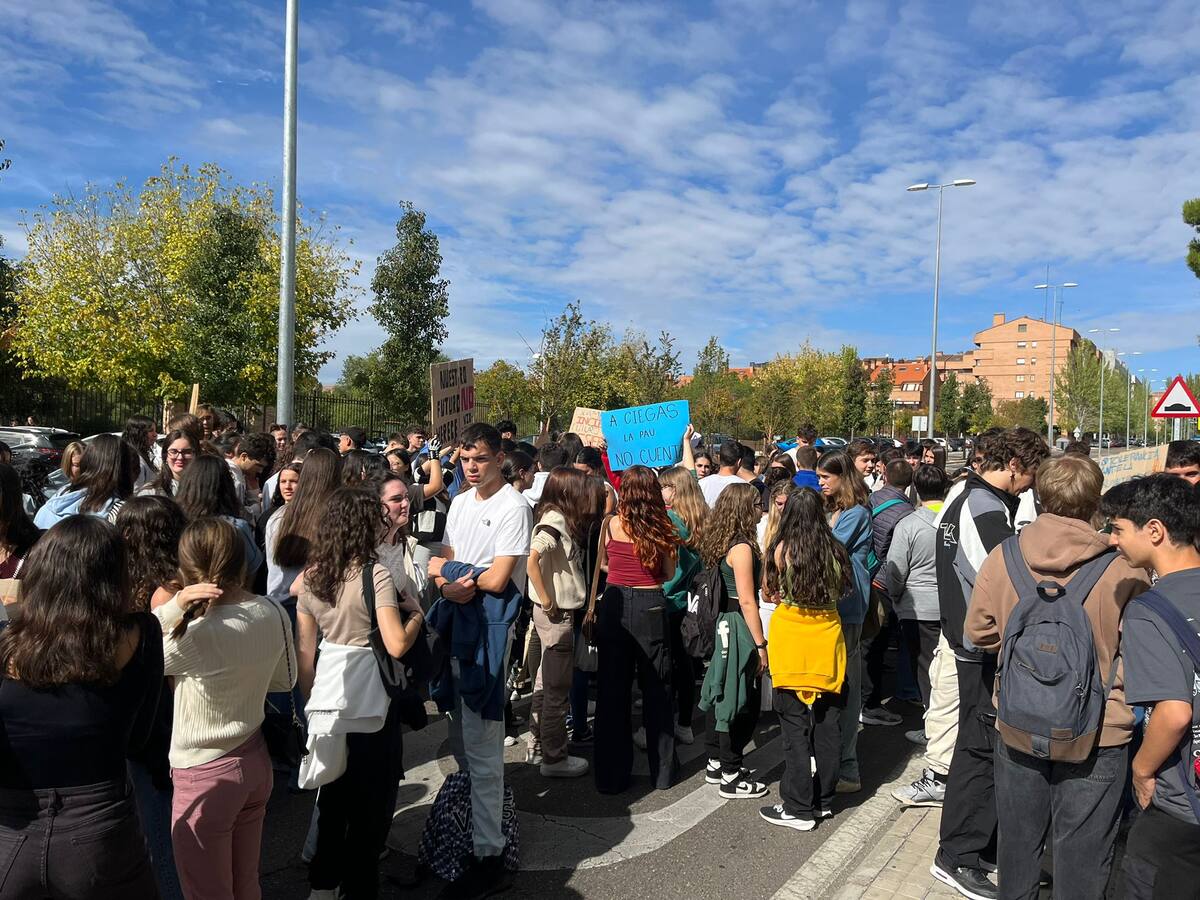 Los jóvenes se manifiestan por la incertidumbre sobre la nueva PAU: "Queremos certezas"