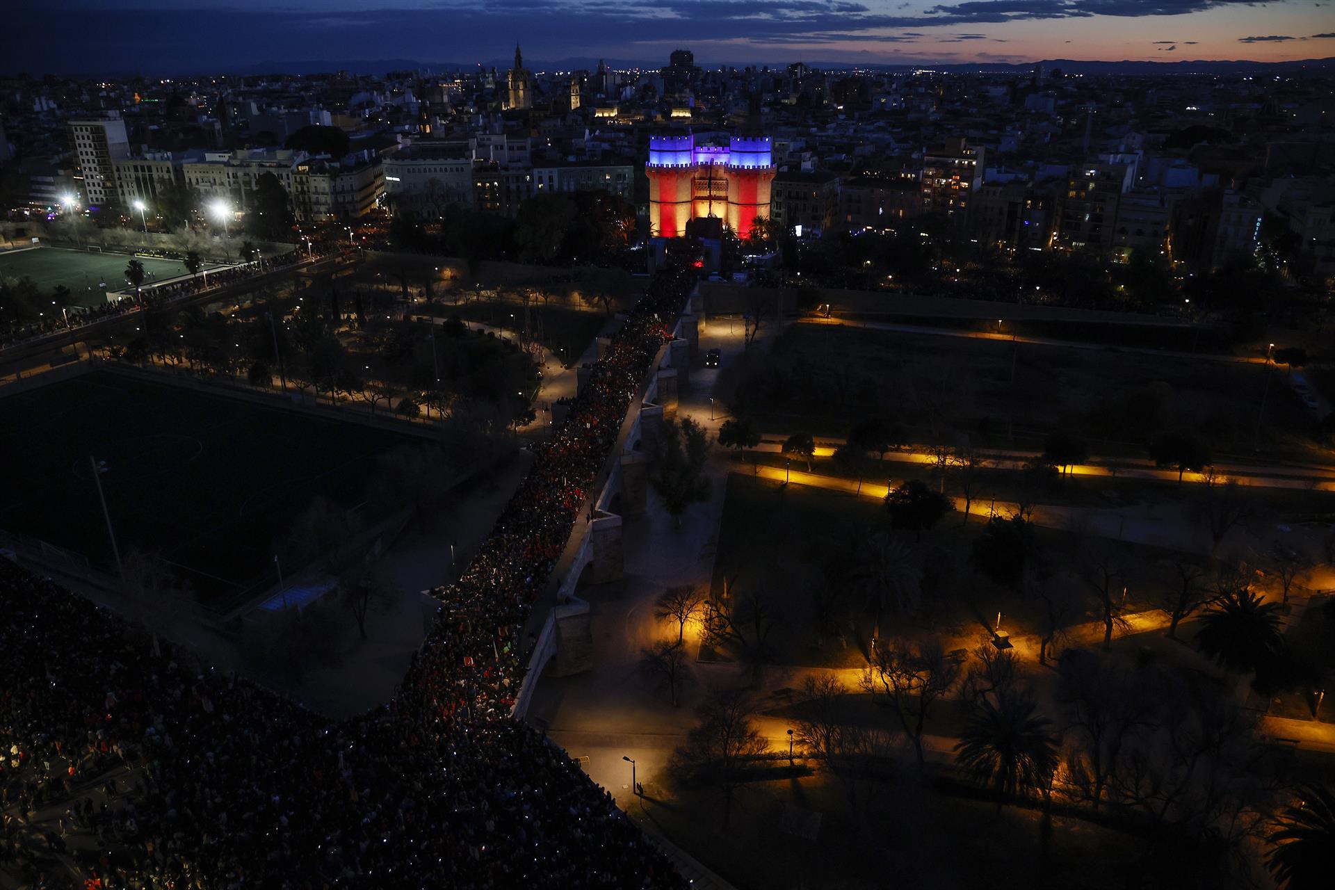 Vista aérea de las torres de Serranos de València durante la Crida 2023