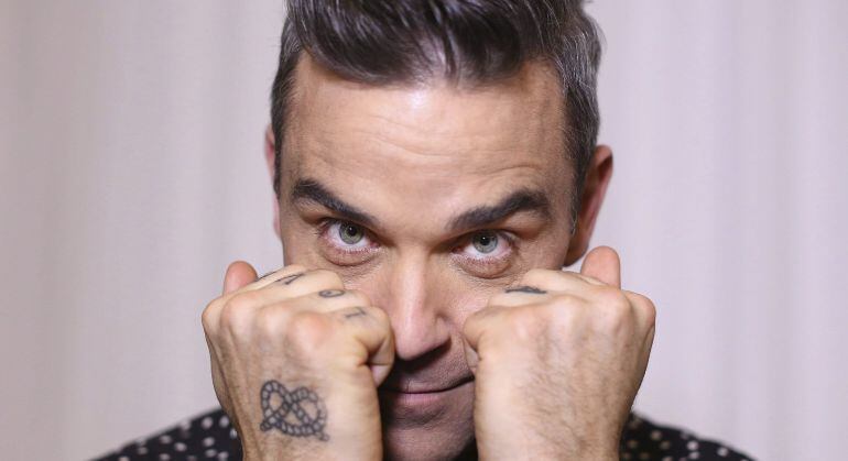 El cantante británico Robbie Williams posa durante una sesión de fotos en Sídney (Australia)