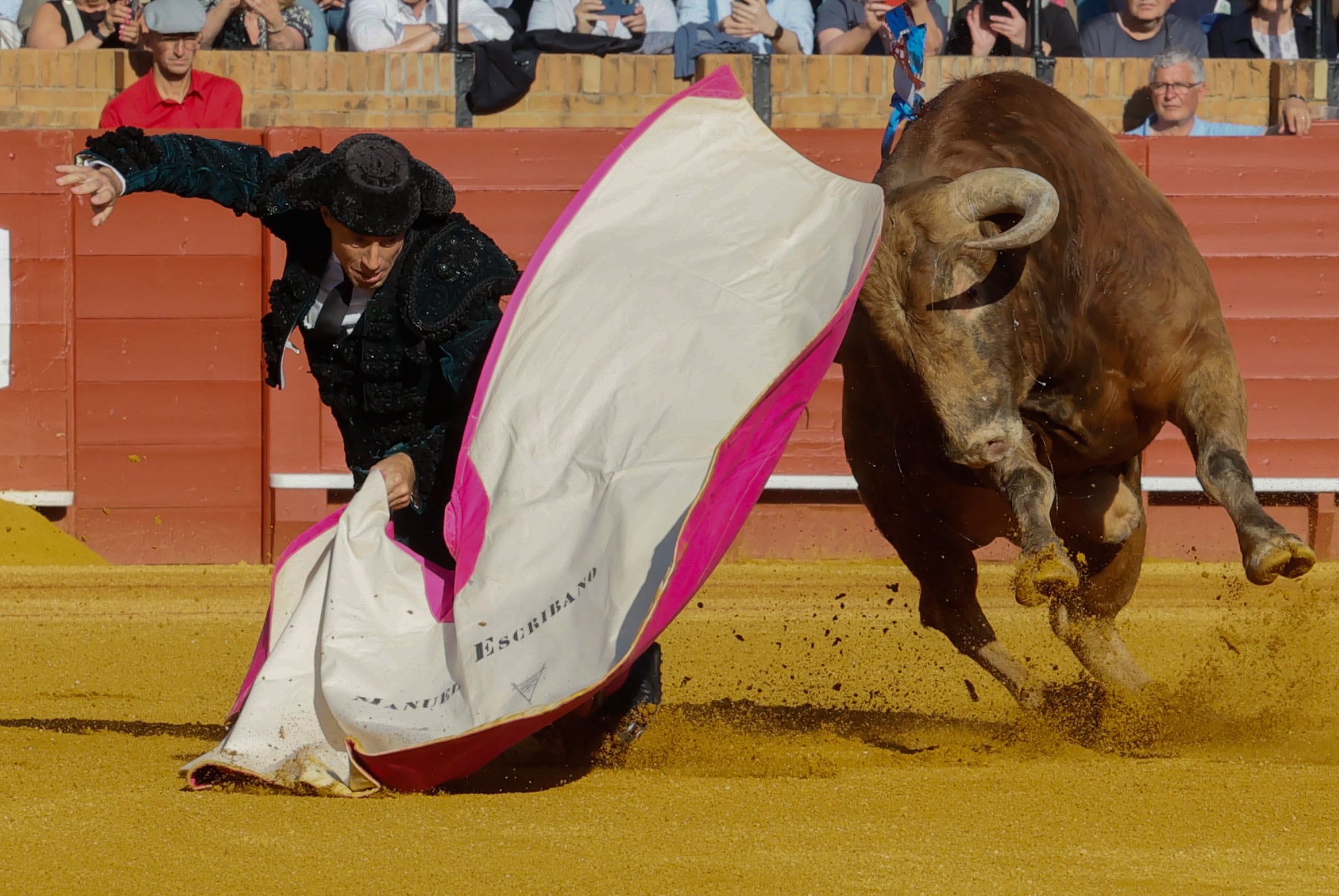 SEVILLA, 06/05/2025.- El diestro Manuel Escribano ante el primero de su lote durante el undécimo festejo de la Feria de Abril 2025 celebrado este martes en la Real Maestranza, en Sevilla, con toros de Santiago Domeneq, para los diestros Manuel Escribano, Miguel Ángel Perera y Borja Jiménez. EFE/ José Manuel Vidal