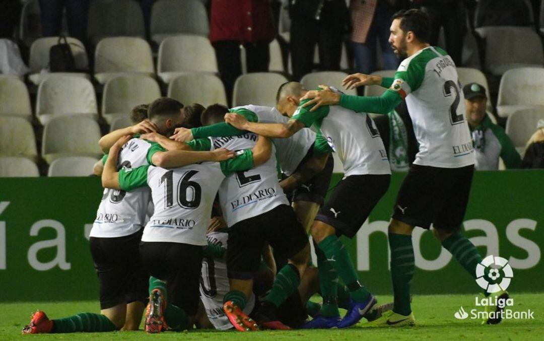 Los jugadores del Racing celebran el gol de Cejudo