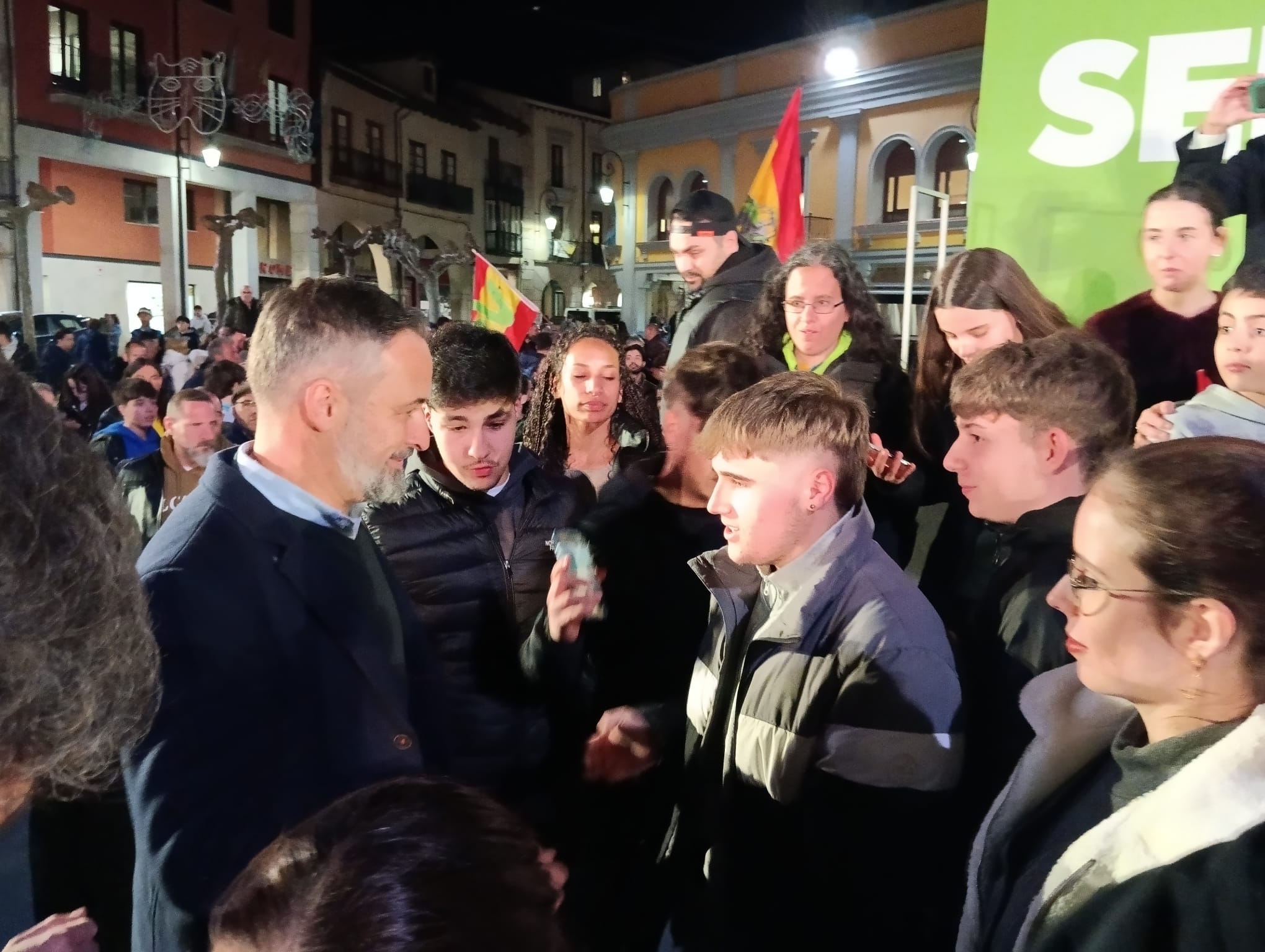 El líder de Vox con los jóvenes al acabar el mitin