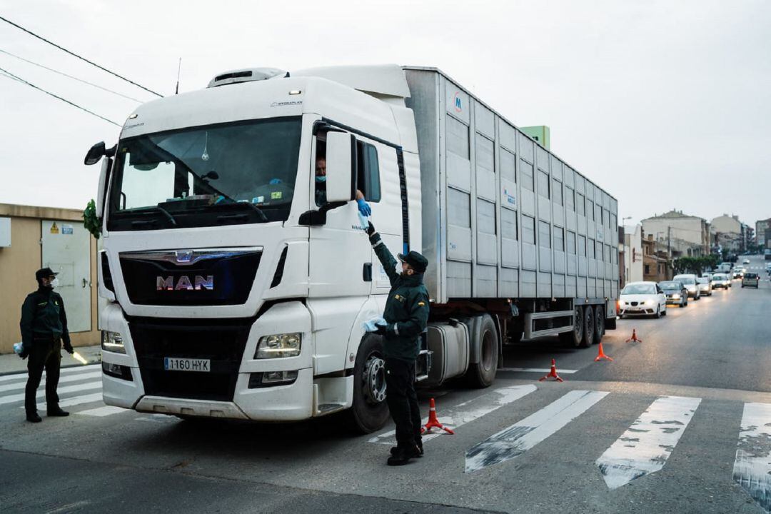 Reparto de mascarillas de la Guardia Civil en la provincia de Zaragoza, en accesos a polígonos industriales y nudos de transoporte 