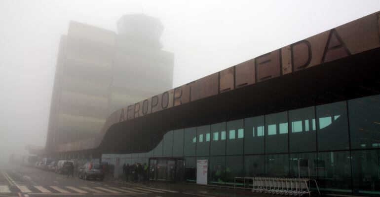 L'aeroport de Lleida-Alguaire, aquest dissabte, sota una densa boira