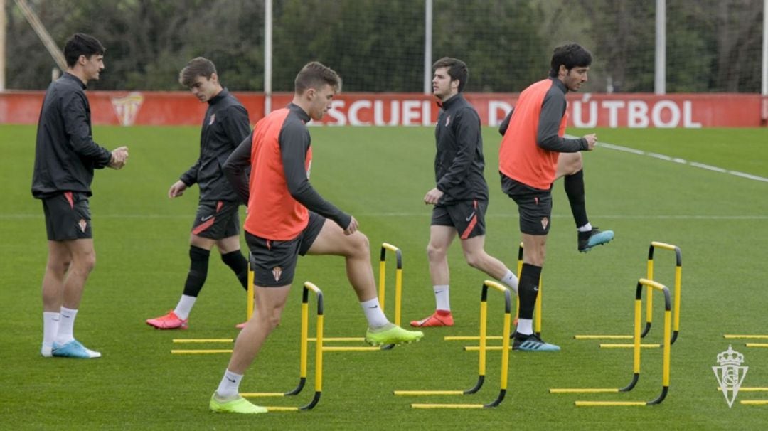 Futbolistas rojiblancos durante el entrenamiento de este viernes.