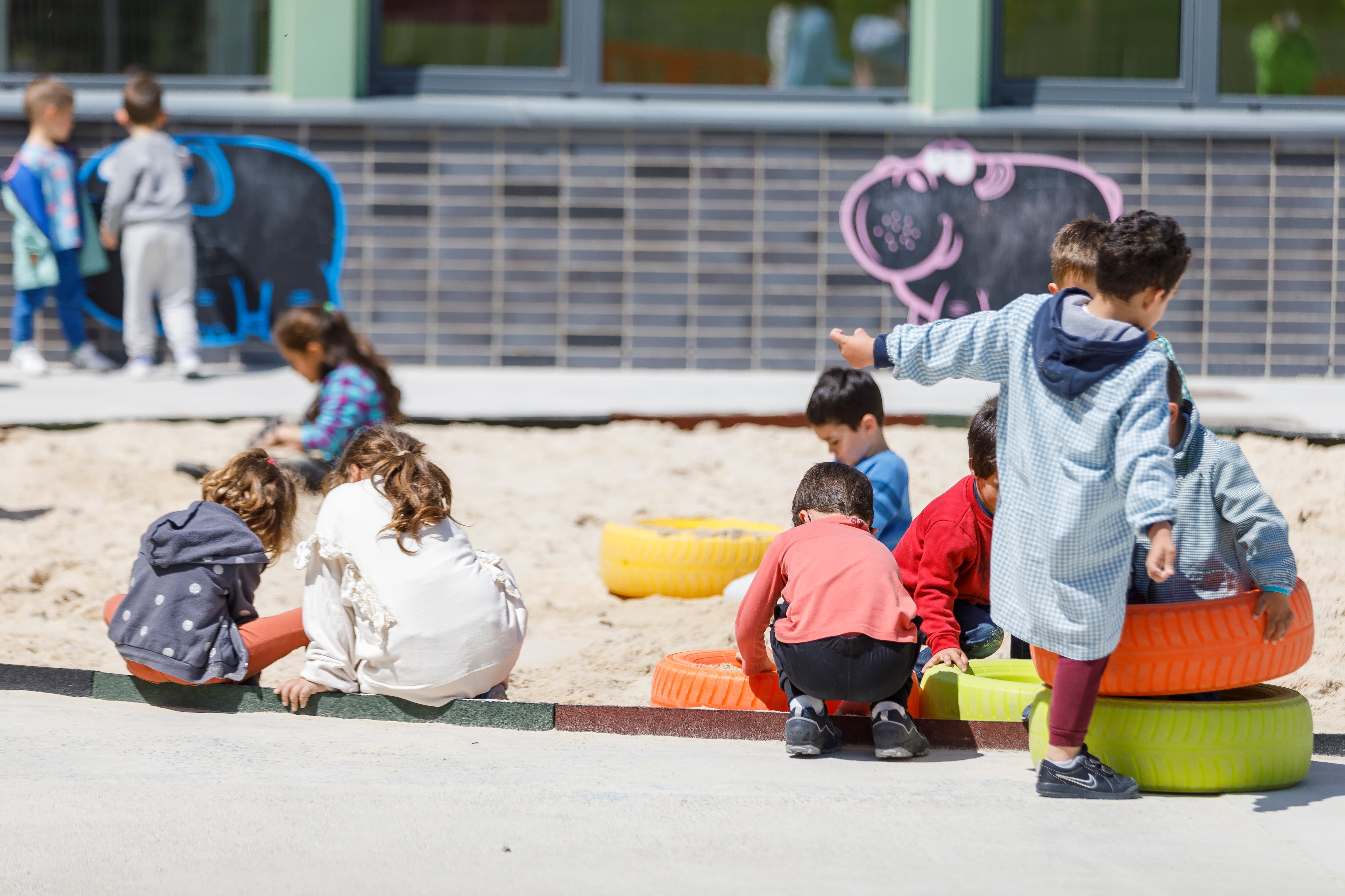 Niños jugando en el colegio.