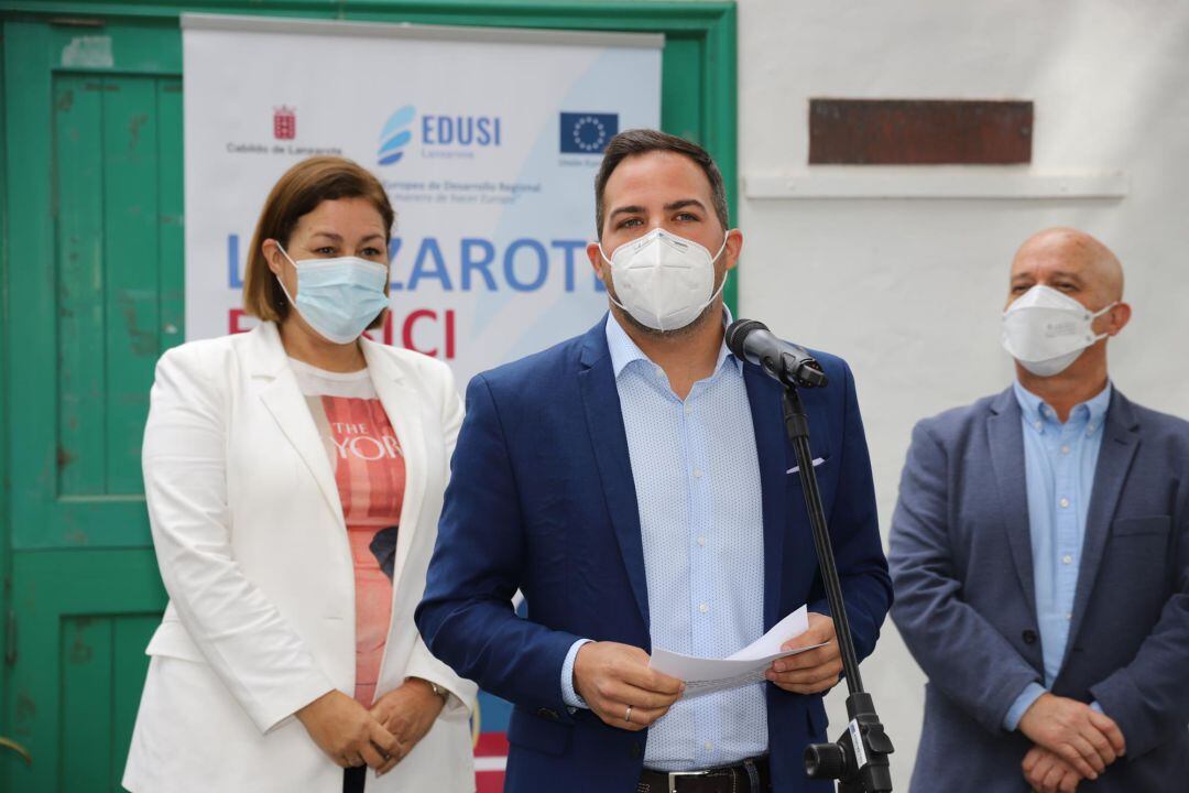 Jacobo Medina, vicepresidente y consejero de Obras Públicas del Cabildo de Lanzarote, junto al consejero de Movilidad, Pancho Hernández, y a la alcaldesa de Arrecife, Ástrid Pérez.