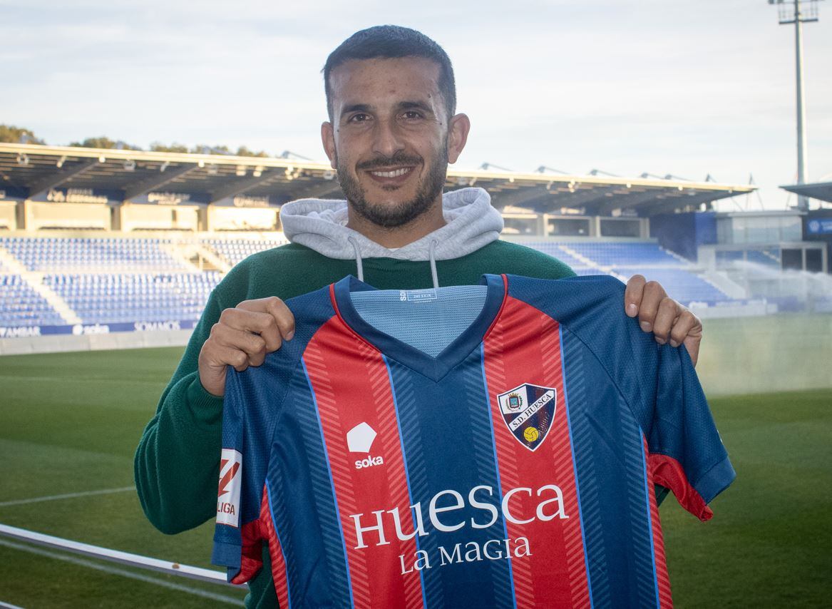 Elady posa con la camiseta de la SD Huesca