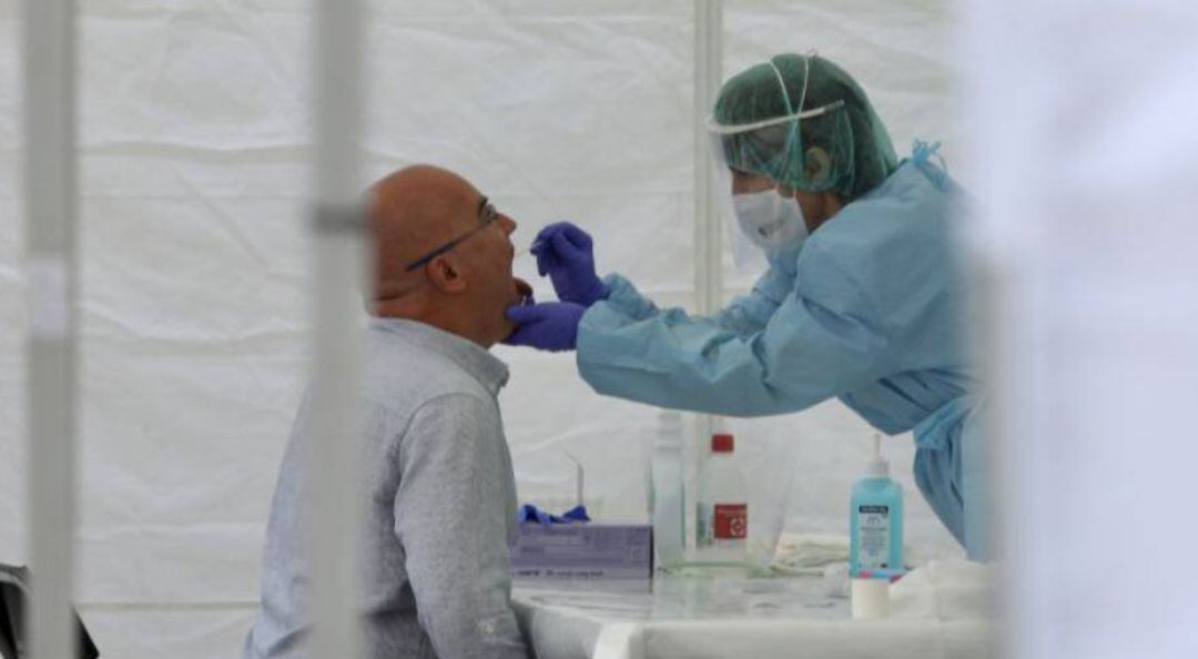 Una sanitaria realiza una prueba PCR para detectar la COVID-19