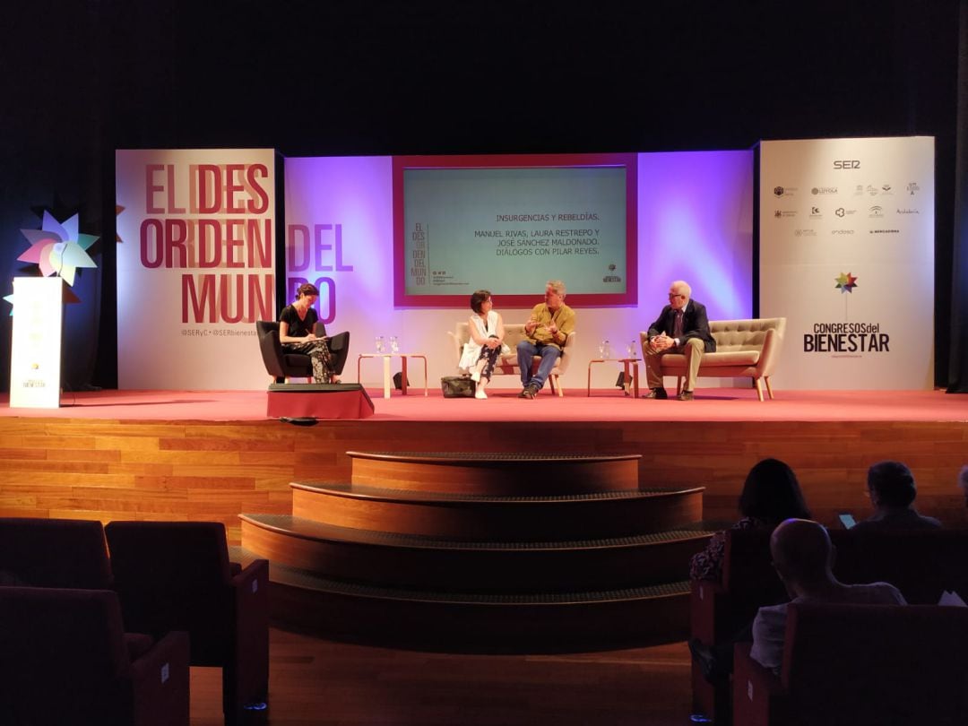 Pilar Reyes con Laura Restrepo, Manuel Rivas y José Sánchez Maldonado.