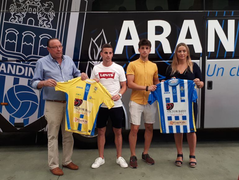 Barahona (i) y Paris (d) en su presentación