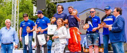 Los tres primeros de la clasificación general en el podio del III Rally Jaén Mar de Olivos en Peal de Becerro.