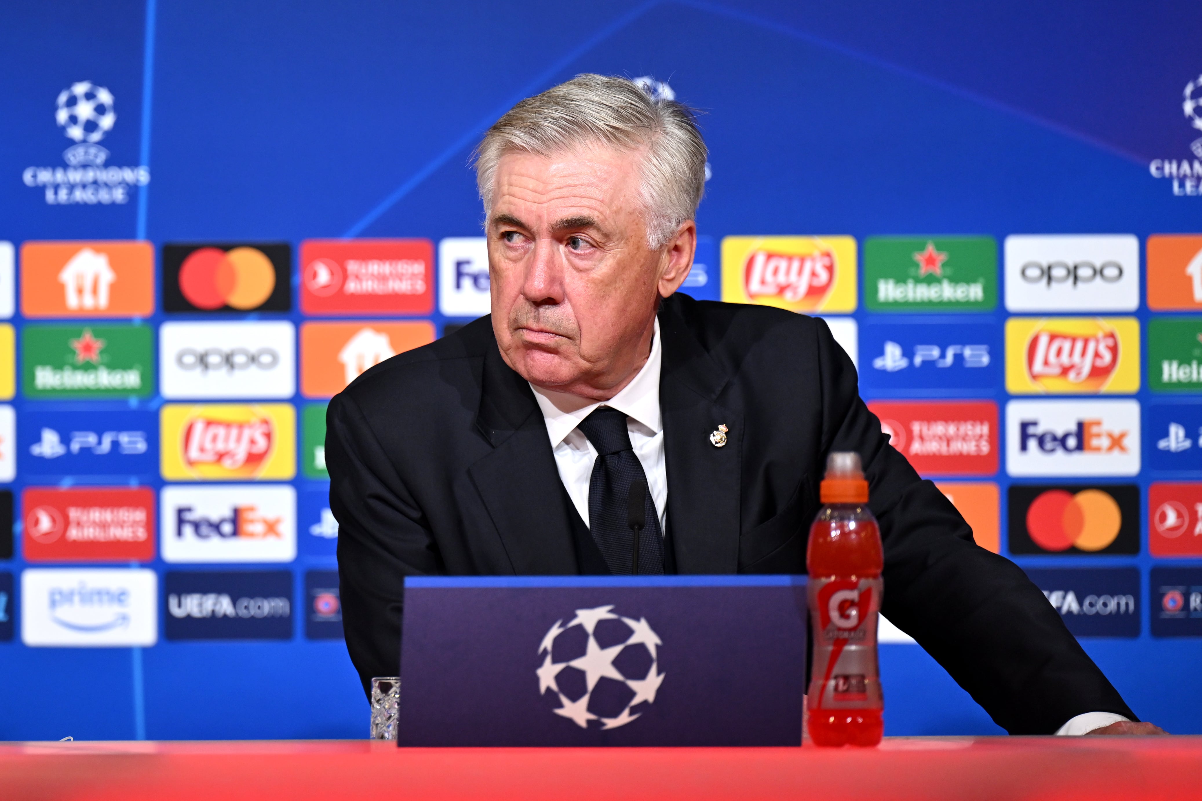 Carlo Ancelotti tras el partido de Champions (Photo by Sebastian Widmann - UEFA/UEFA via Getty Images)