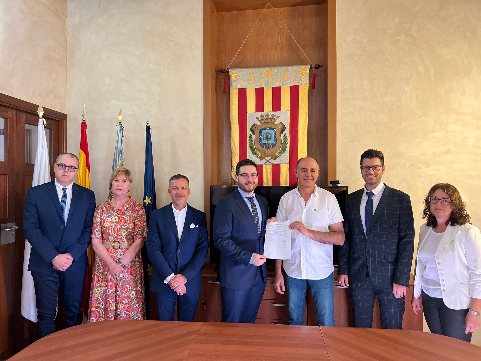 Imatge de la signatura de l&#039;acord per l&#039;alcaldia d&#039;Albaida