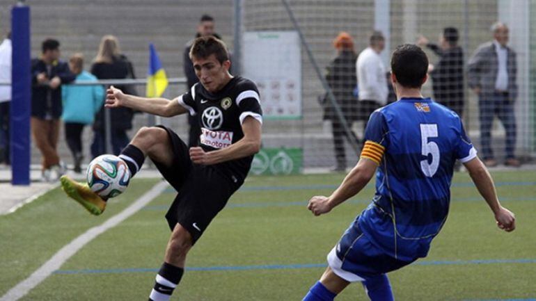 El jugador del Hércules CF, Pedro Inglés, ante el Badalona, temporada 15-16