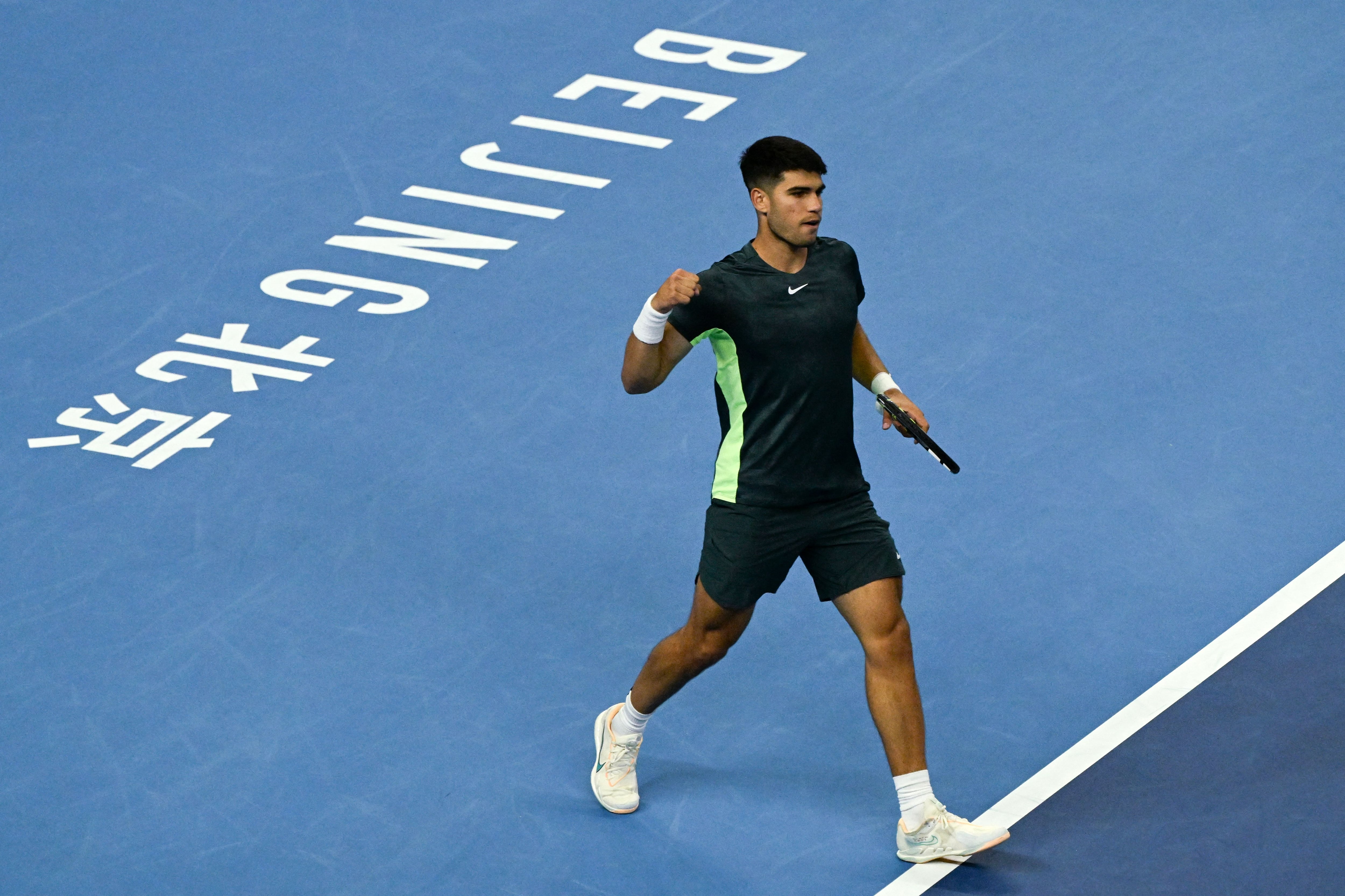 Carlos Alcaraz celebra su victoria en la primera ronda del Abierto de China ante el alemán Yannick Hanfmann