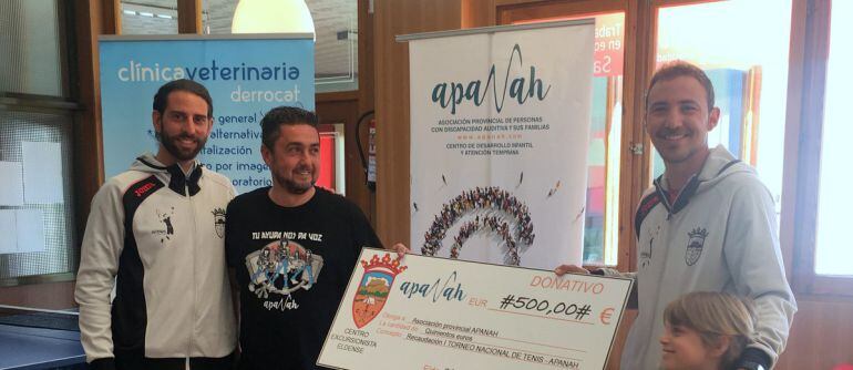 La sección de tenis del C.E.E. hizo entrega del cheque a APANAH