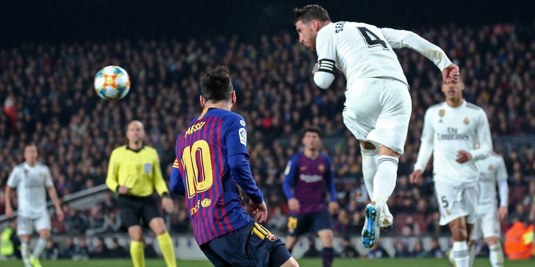 Sergio Ramos despeja durante el último Clásico del Camp Nou