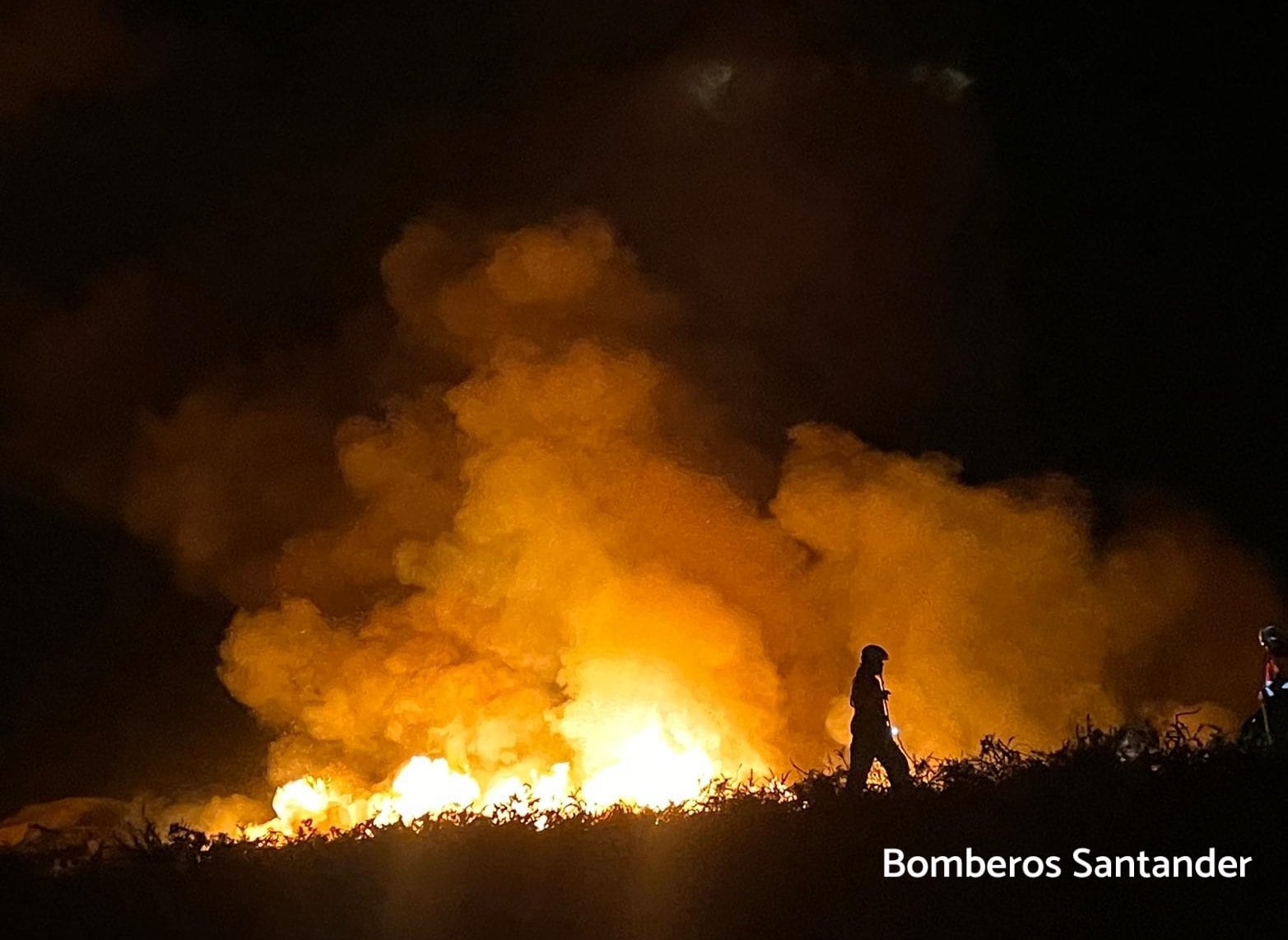 Un incendio afecta a unos 2.000 metros cuadrados de vegetación en la zona del Faro de Cabo Mayor