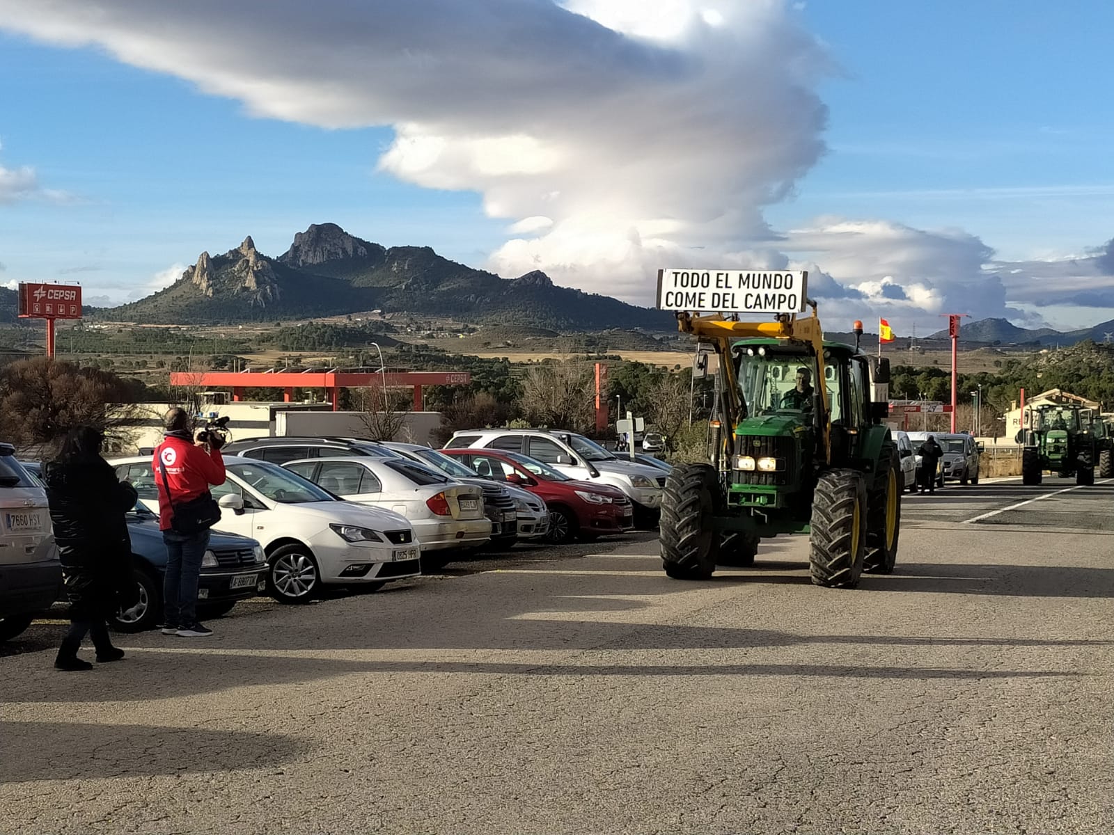 Protesta en el término municipal de Villena antes de iniciar la tractorada