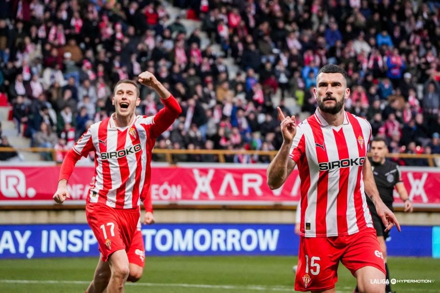 Pablo Vázquez y Dubasin celebran el cuarto gol del Sporting ante la Cultural Leonesa.