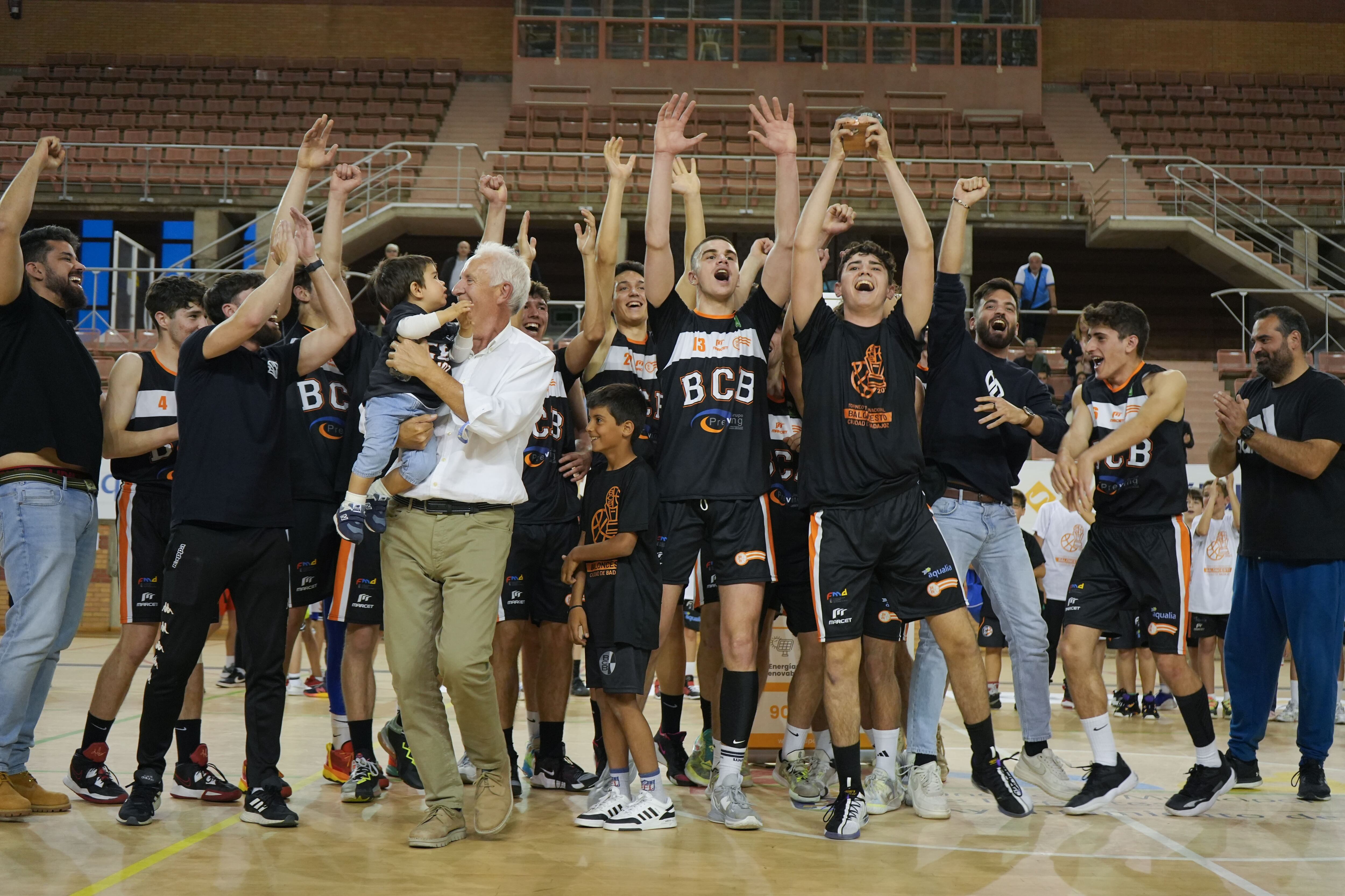 El BCB, campeón del Torneo Internacional Ciudad de Badajoz, tras imponerse en la final a la selección portuguesa por 67-58.