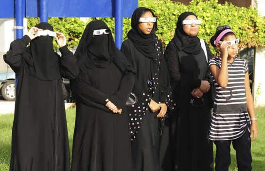 La luna cubre la mayor parte del centro del sol, pero no los bordes.- La imagen crea el efecto de un anillo luminoso