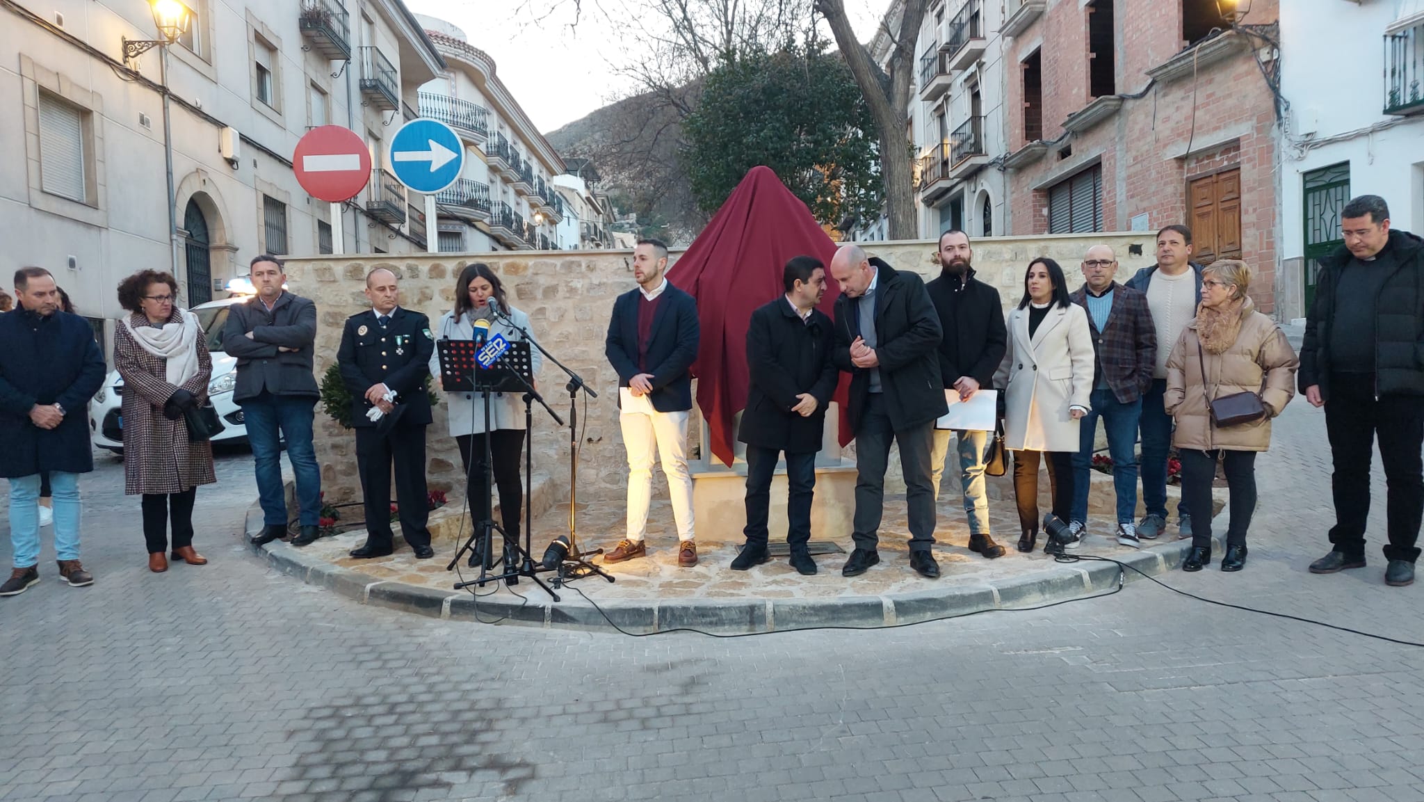 Momento de la intervención e la alcaldesa de Jódar, M ª Teresa García, en la inauguración del Monumento de Homenaje a las Víctimas del COVID 19